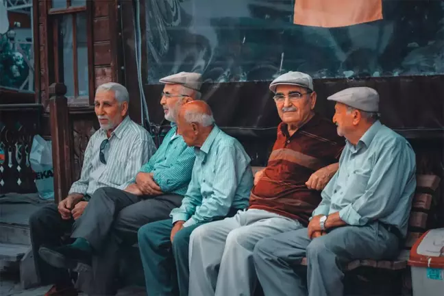 Emeklilerin bayram ikramiyesi fark ödemeleri başladı. Emeklilerin bayram ikramiyelerindeki 1000