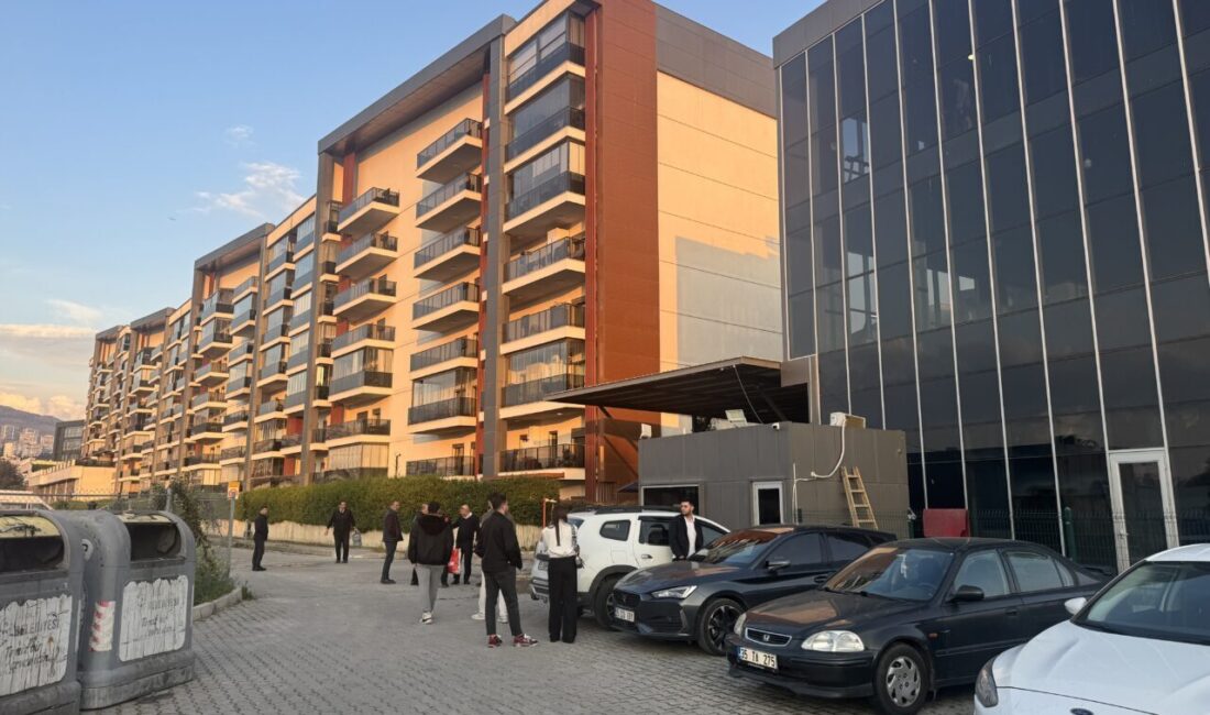 İzmir'in Çiğli ilçesinde eski nişanlısını öldüren ve nişanlısının annesini yaraladı.
.