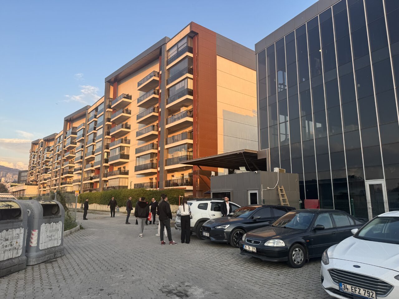 İzmir'in Çiğli ilçesinde eski nişanlısını öldüren ve nişanlısının annesini yaraladı.
.