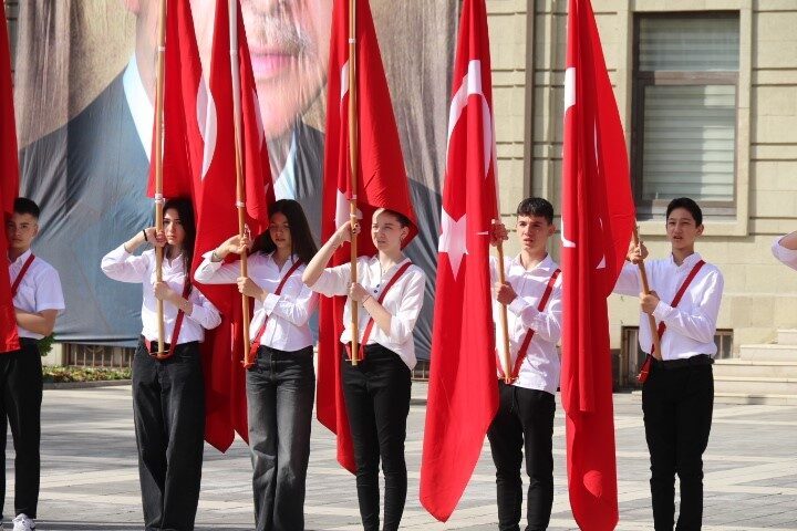 Eskişehir’de 23 Nisan’ın 105. yılı, Atatürk Anıtı’na çelenk sunma töreniyle