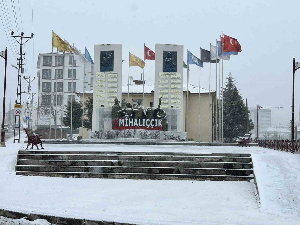 Eskişehir’de etkili olan kar yağışı sonucunda bazı ilçeler beyaza bürünürken,