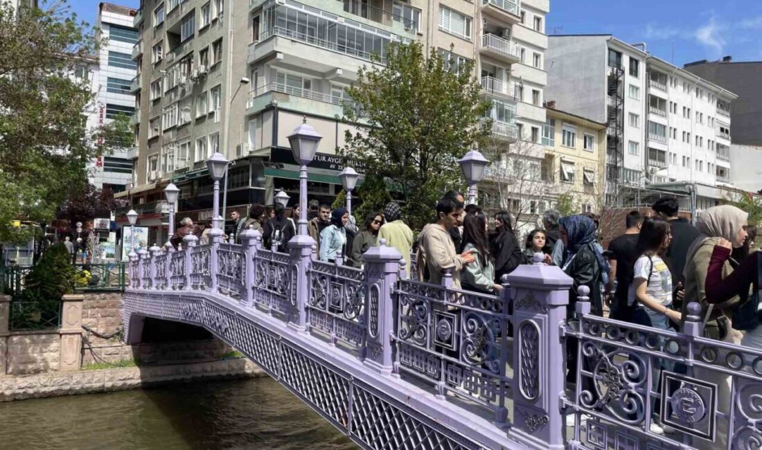 Eskişehir de güneşli havada vatandaşlar Porsuk Çayı’nda ve şehir merkezinde