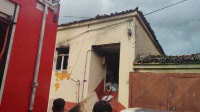 İzmir'in Ödemiş ilçesinde bir evde çıkan yangın itfaiye ekiplerince söndürüldü.