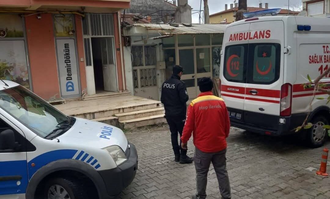 Afyonkarahisar’da 3’üncü katındaki evinin balkonundan düşen şahıs kaldırıldığı hastanede yaşamını