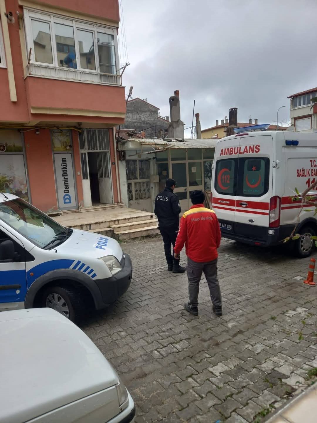 Afyonkarahisar’da 3’üncü katındaki evinin balkonundan düşen şahıs kaldırıldığı hastanede yaşamını