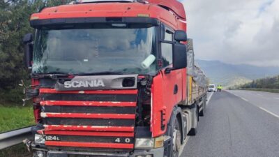 Aydın-İzmir Otoyolu'nda tırın çarptığı park halindeki panelvanın sürücüsü hayatını kaybetti.