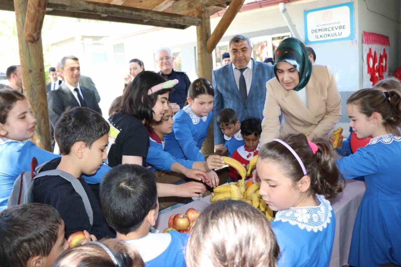 Afyonkarahisar Valiliği himayesinde başlatılan proje ile ilkokul öğrencilerine taze meyve