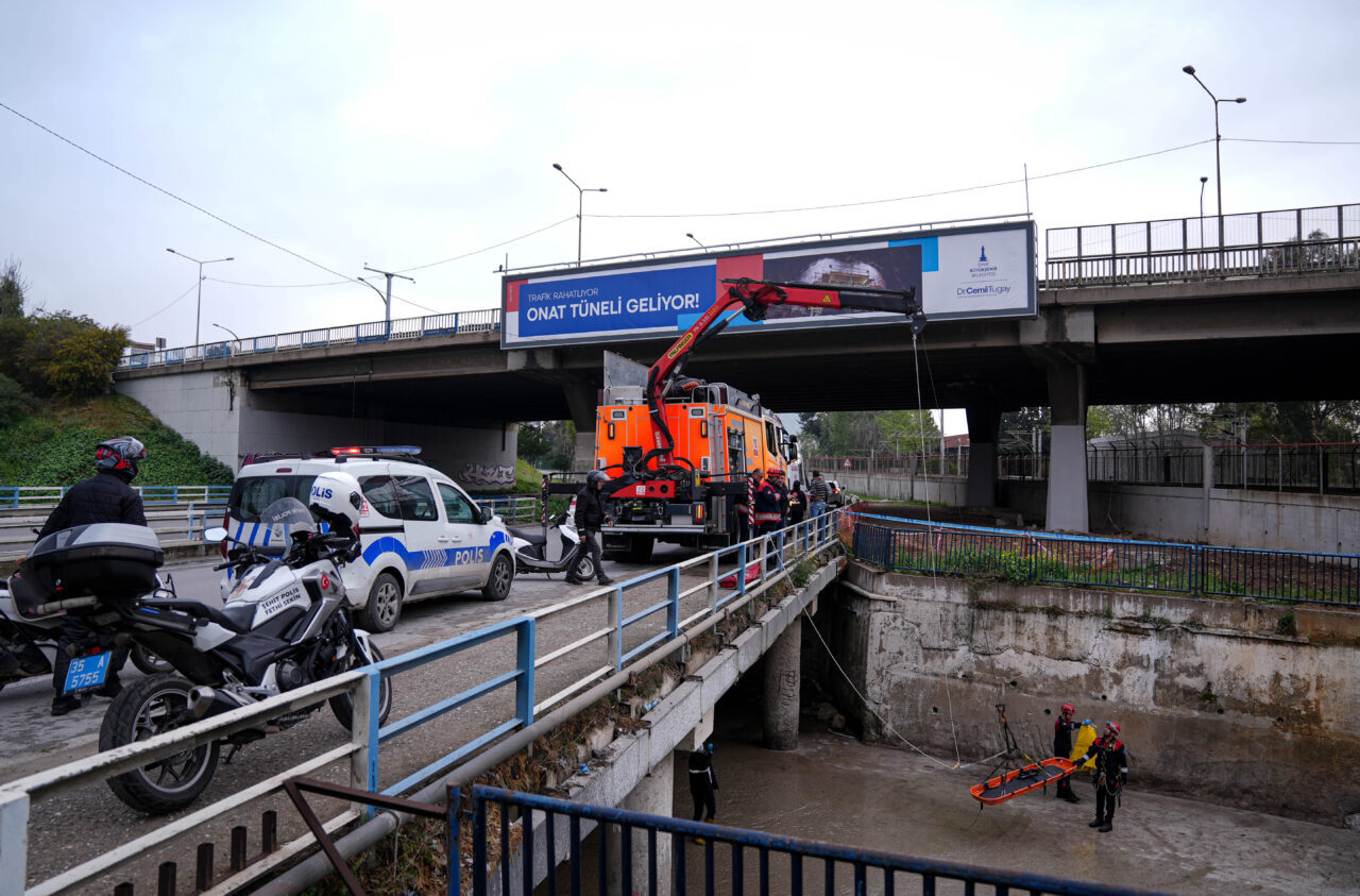 İzmir'in Konak ilçesindeki derede erkek cesedi bulundu.