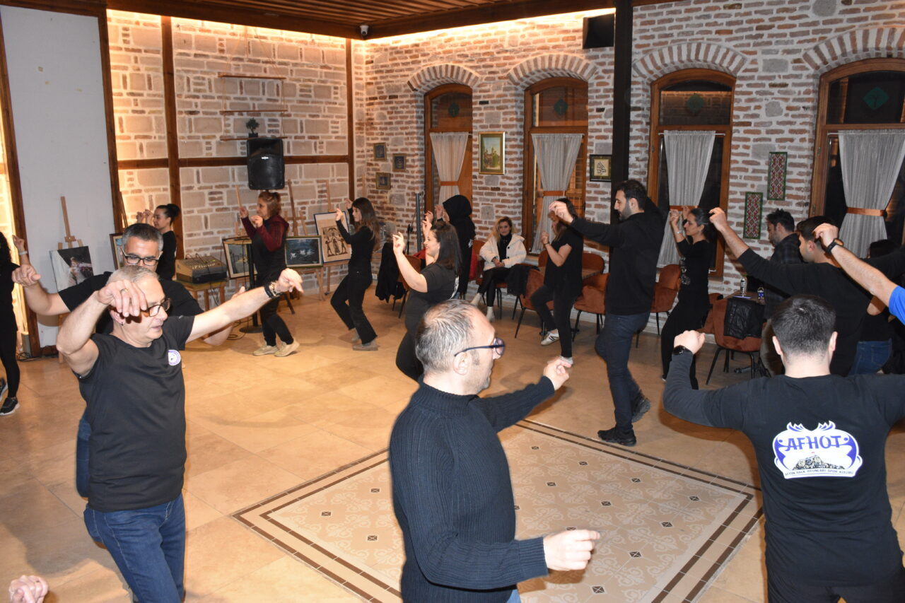 - Yaş aralığı 15 ile 62 arasında değişen farklı mesleklerden