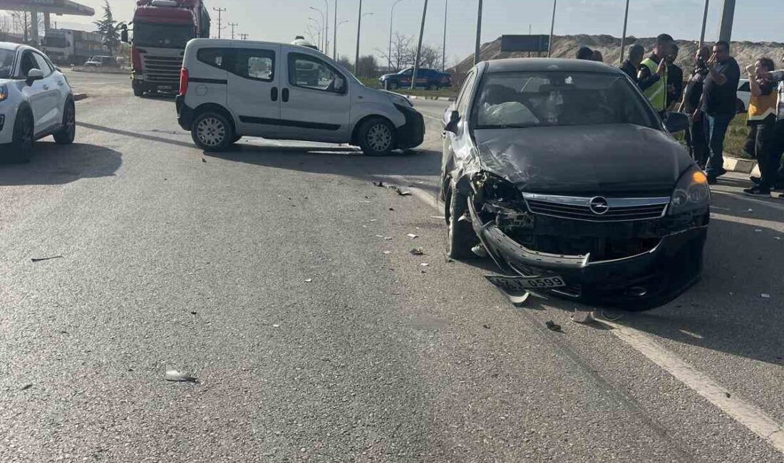 Afyonkarahisar’da hafif ticari araç ile otomobilin çarpışması sonucu yaşanan trafik
