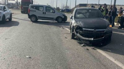 Afyonkarahisar’da hafif ticari araç ile otomobilin çarpışması sonucu yaşanan trafik