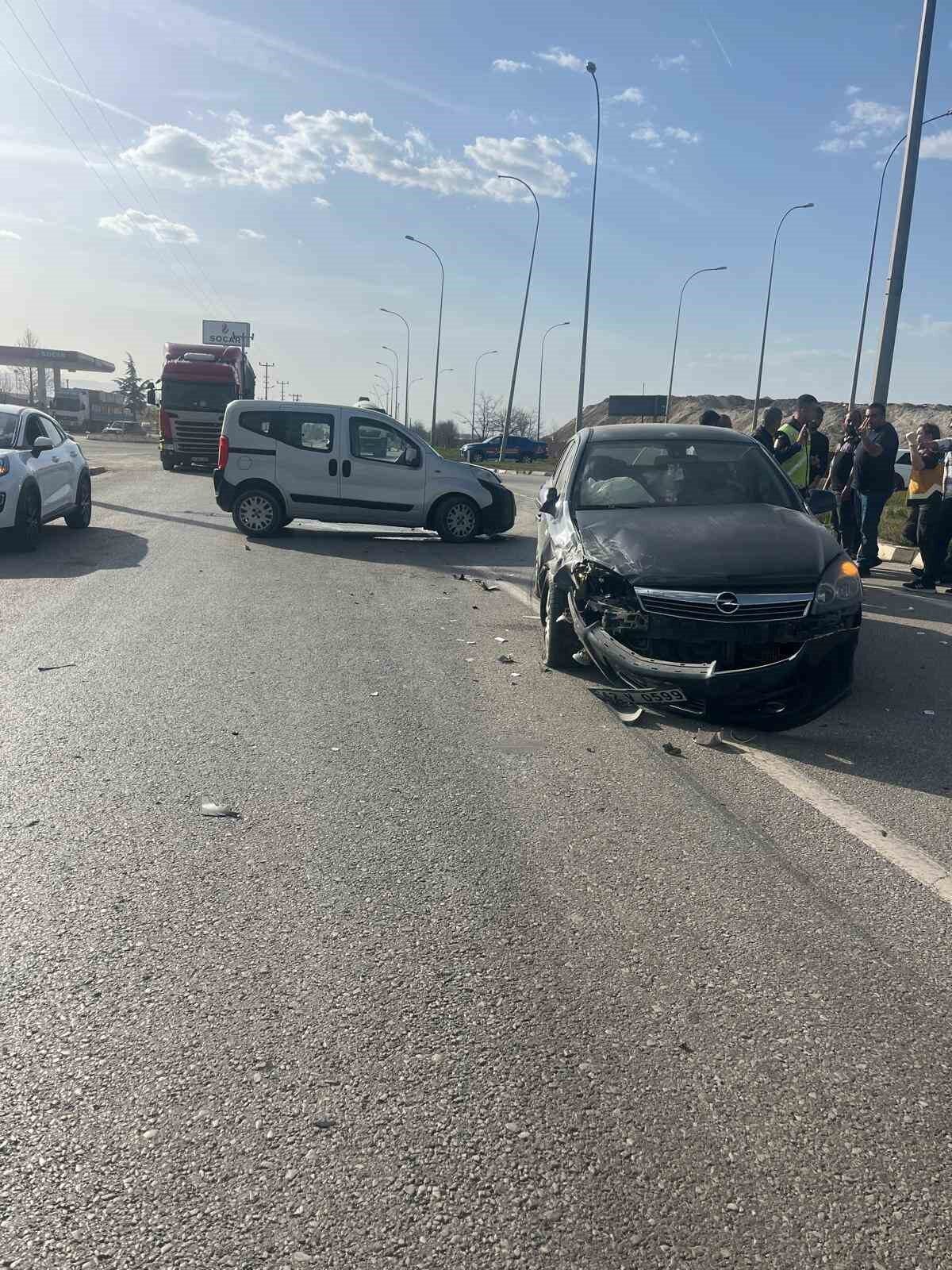 Afyonkarahisar’da hafif ticari araç ile otomobilin çarpışması sonucu yaşanan trafik
