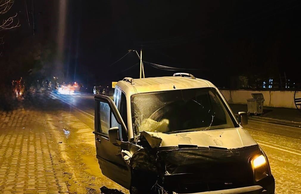 Afyonkarahisar’da hafif ticari aracın traktörle çarpıştığı kazada 2 kişi yaralandı.