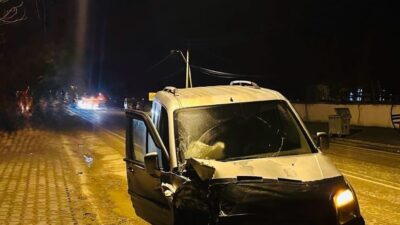 Afyonkarahisar’da hafif ticari aracın traktörle çarpıştığı kazada 2 kişi yaralandı.