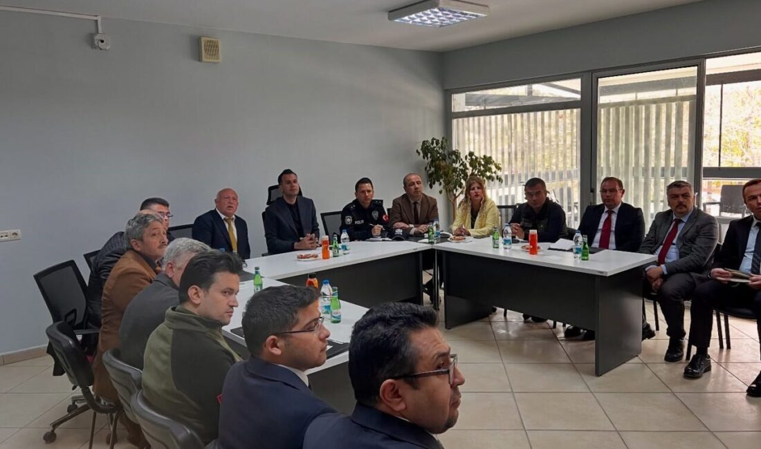 Sinanpaşa Kaymakamı Emrah Aslan, Küçükhüyük beldesinde düzenlenen Halk Günü Toplantısı’nda
