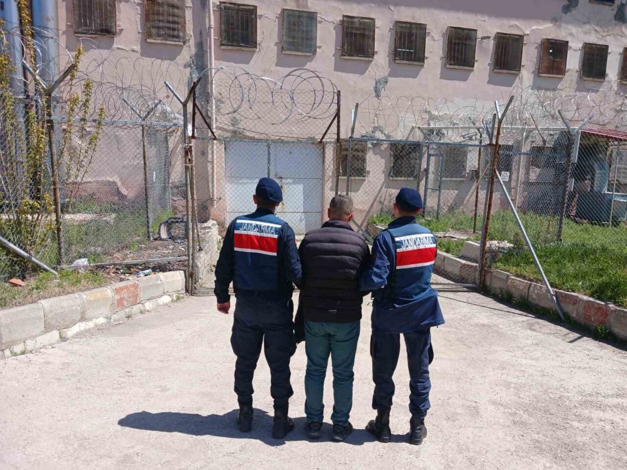 Afyonkarahisar’ın Sandıklı ilçesinde, hakkında 3 yıl 4 ay kesinleşmiş hapis