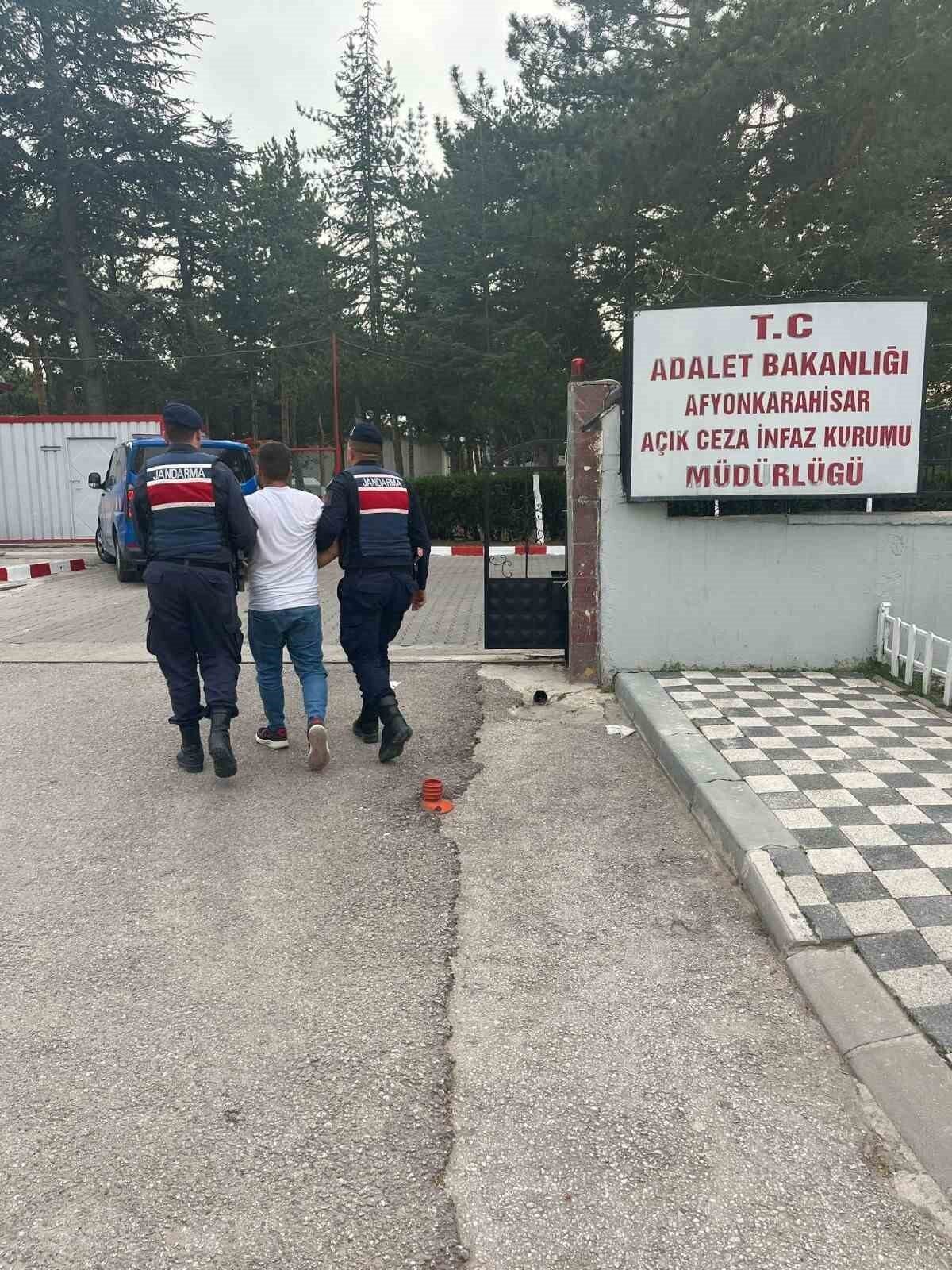 Afyonkarahisar İl Jandarma Komutanlığı, hakkında kesinleşmiş hapis cezası bulunan bir