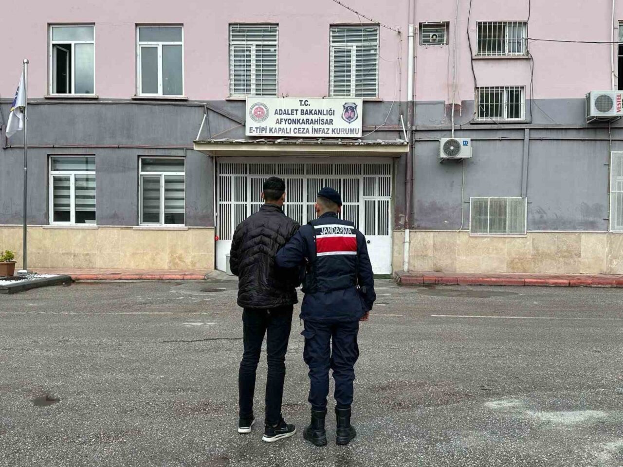 Afyonkarahisar’da çeşitli hırsızlık suçlarından hakkında kesinleşmiş hapis cezası bulunan M.C.K.,