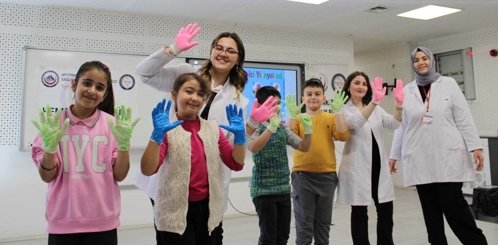 Afyonkarahisar Hemşirelik Kulübü tarafından İl Milli Eğitim Müdürlüğüne bağlı ilk