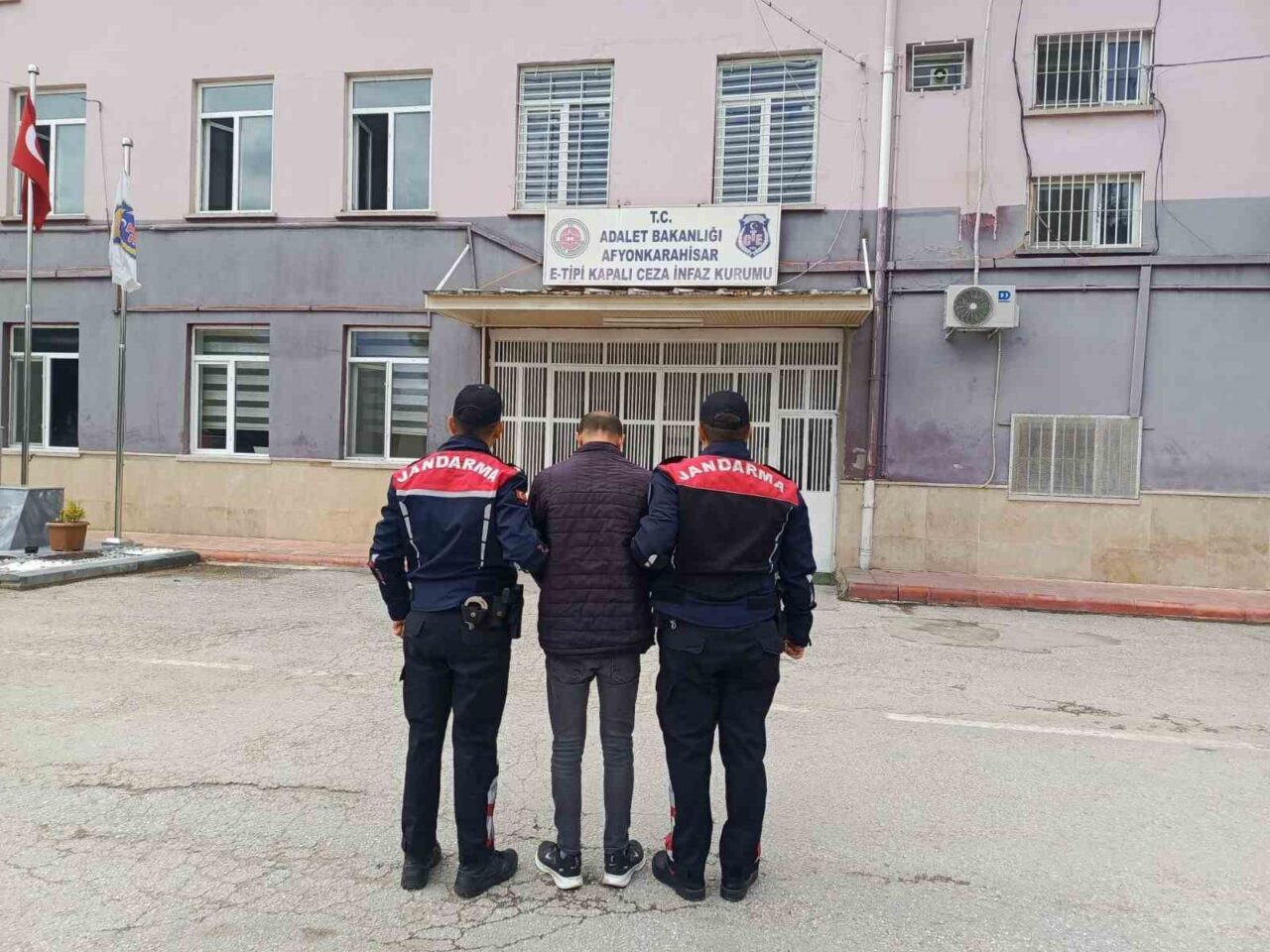 Afyonkarahisar’da hırsızlık suçundan 4 yıl 1 ay hapis cezasıyla aranan