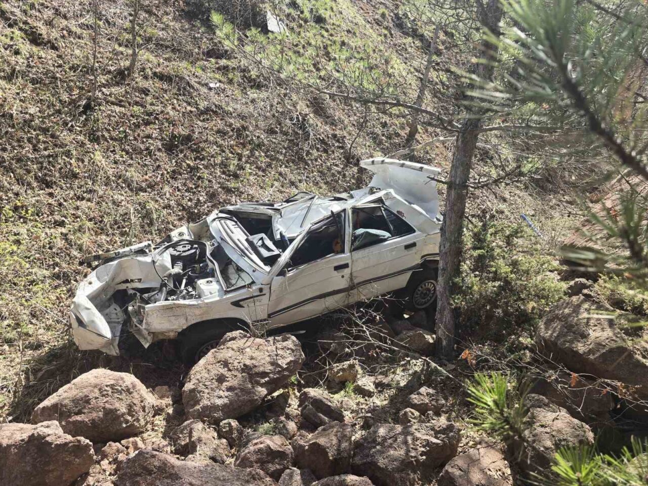 Kütahya’nın Hisarcık ilçesinde otomobilin şarampole yuvarlanması sonucunda 1 kişi yaralandı.