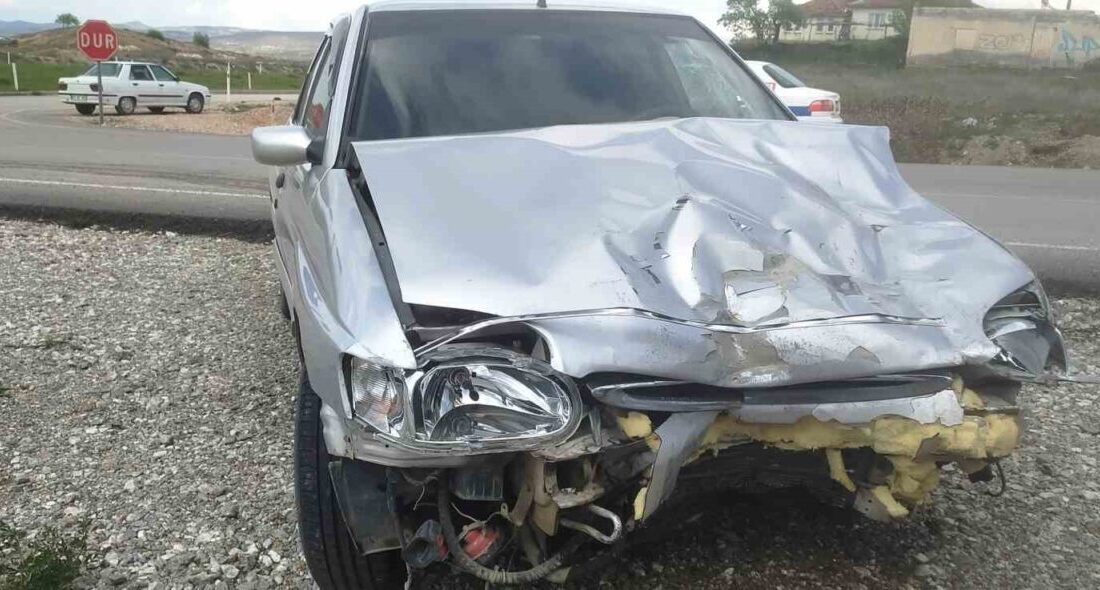Kütahya’nın Hisarcık ilçesinde iki otomobilin çarpışması sonucu meydana gelen trafik