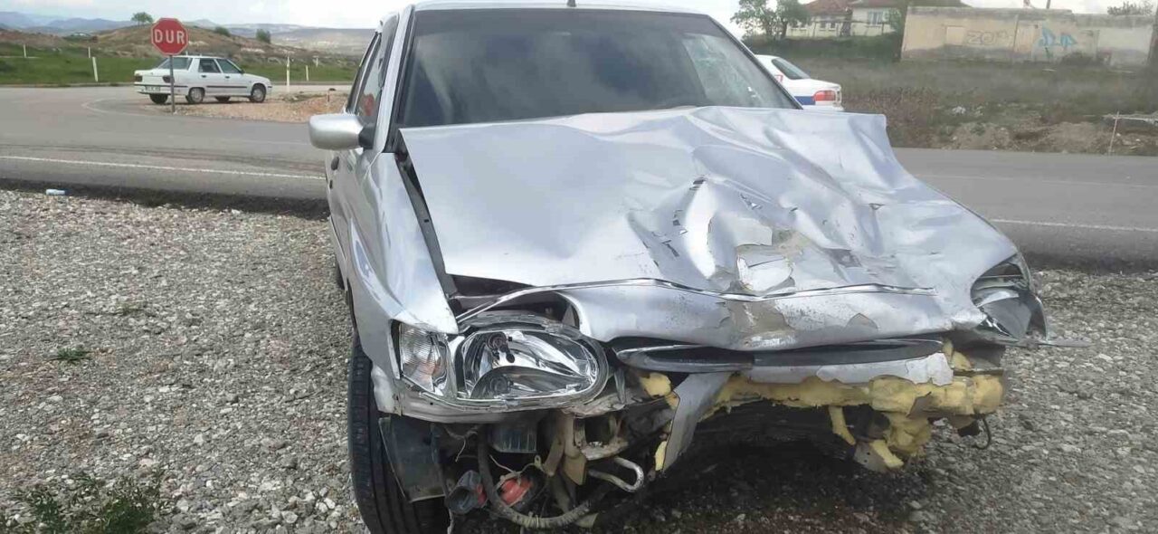 Kütahya’nın Hisarcık ilçesinde iki otomobilin çarpışması sonucu meydana gelen trafik