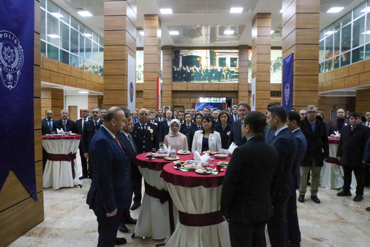 - "Türk Polis Teşkilatı, 100'den fazla ülkede o ülkenin polis