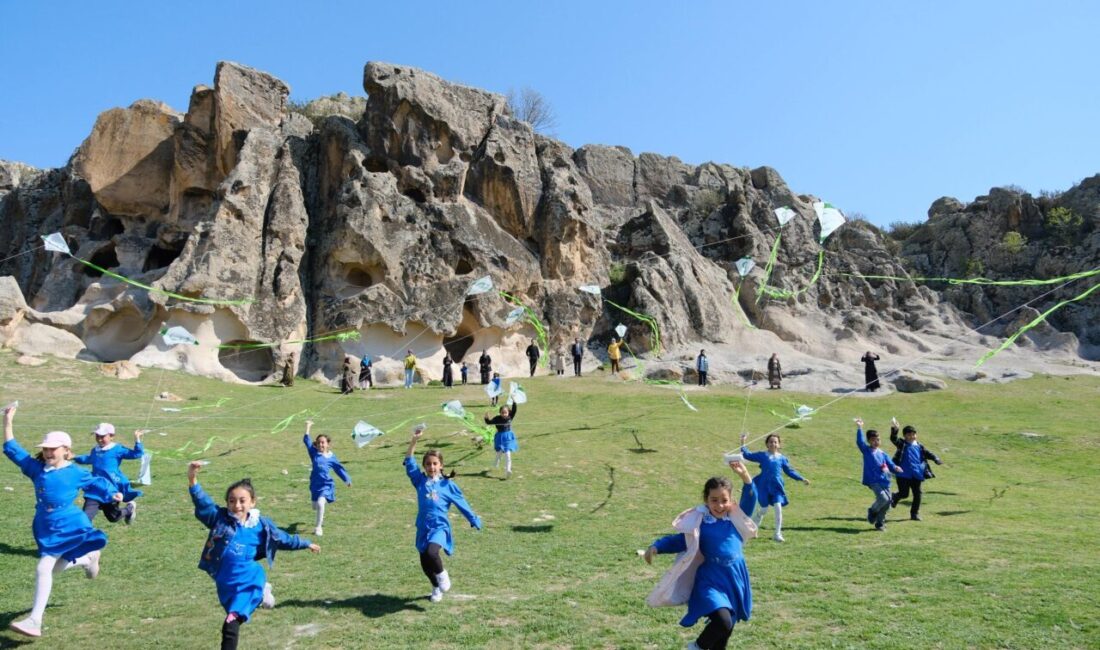 AFYONKARAHİSAR (AA) – Yeşilay Afyonkarahisar Şubesi tarafından İhsaniye ilçesinde uçurtma