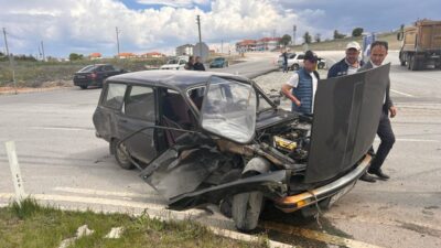 Kütahya’nın Hisarcık ilçesinde iki otomobilin çarpışması sonucunda meydana gelen kazada