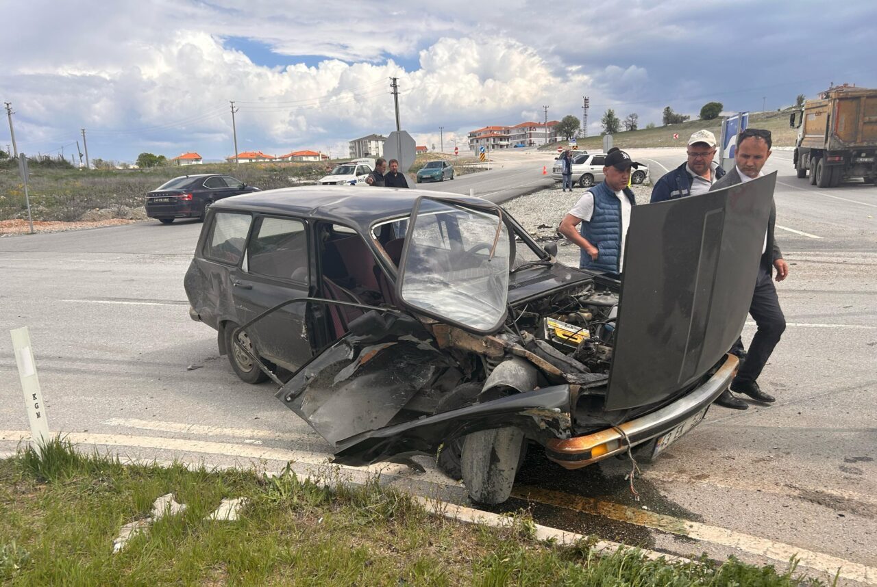 Kütahya’nın Hisarcık ilçesinde iki otomobilin çarpışması sonucunda meydana gelen kazada