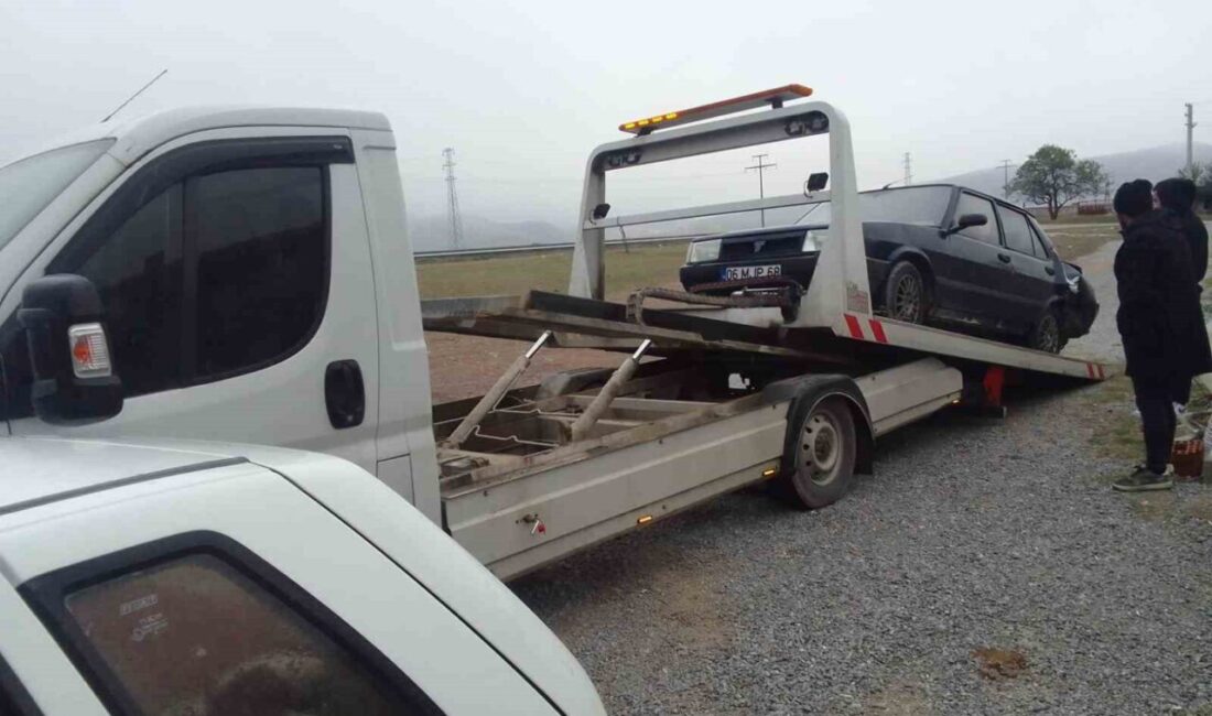 Afyonkarahisar’da iki otomobilin çarpışması sonucu meydana gelen trafik kazasında 3