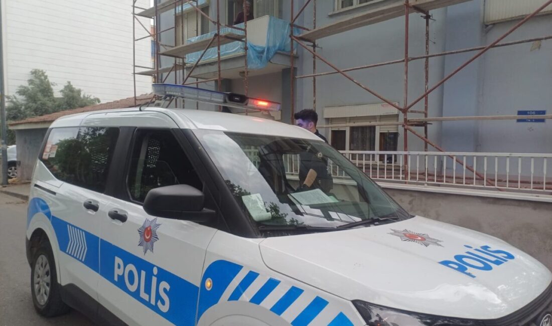 Manisa'nın Salihli ilçesinde inşaatın iskelesinden düşerek yaralanan işçi, hastanede tedavi