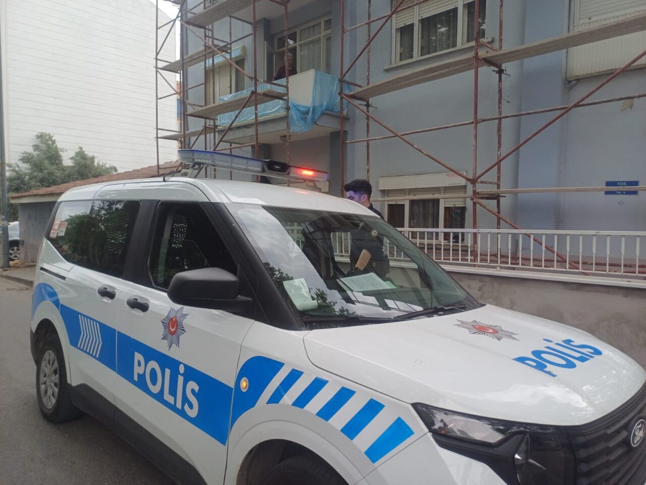Manisa'nın Salihli ilçesinde inşaatın iskelesinden düşerek yaralanan işçi, hastanede tedavi