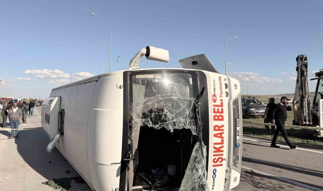 Afyonkarahisar’da fabrika işçilerini taşıyan midibüsün otomobille çarpışması sonucu meydana gelen