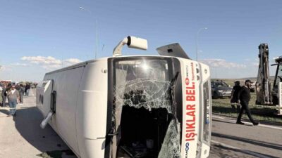 Afyonkarahisar’da fabrika işçilerini taşıyan midibüsün otomobille çarpışması sonucu meydana gelen