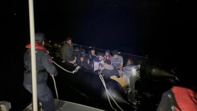 İzmir’in Urla ilçesi açıklarında durdurulan lastik bottaki 3’ü çocuk 36