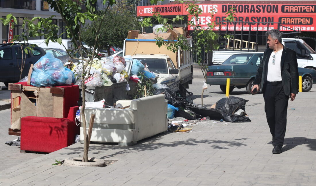 İzmir'in Çiğli ilçesinde belediye işçilerinin grevi nedeniyle çöp toplama hizmeti
