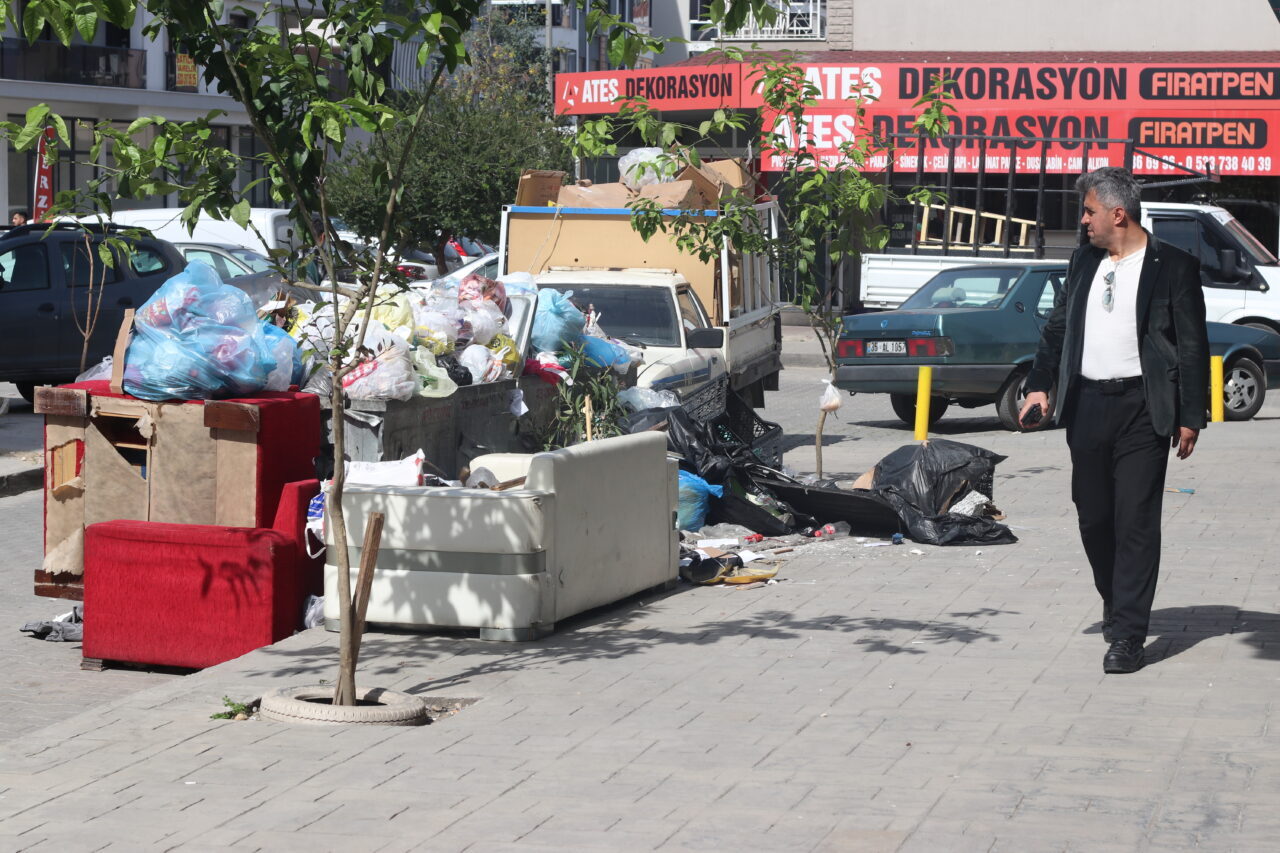 İzmir'in Çiğli ilçesinde belediye işçilerinin grevi nedeniyle çöp toplama hizmeti