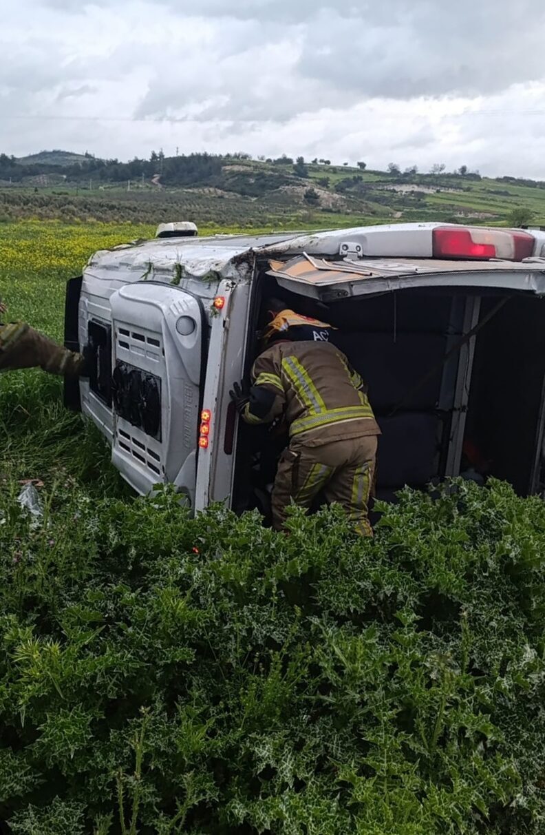 İzmir'in Menderes ilçesinde işçileri taşıyan minibüsün devrilmesi sonucu 8 kişi