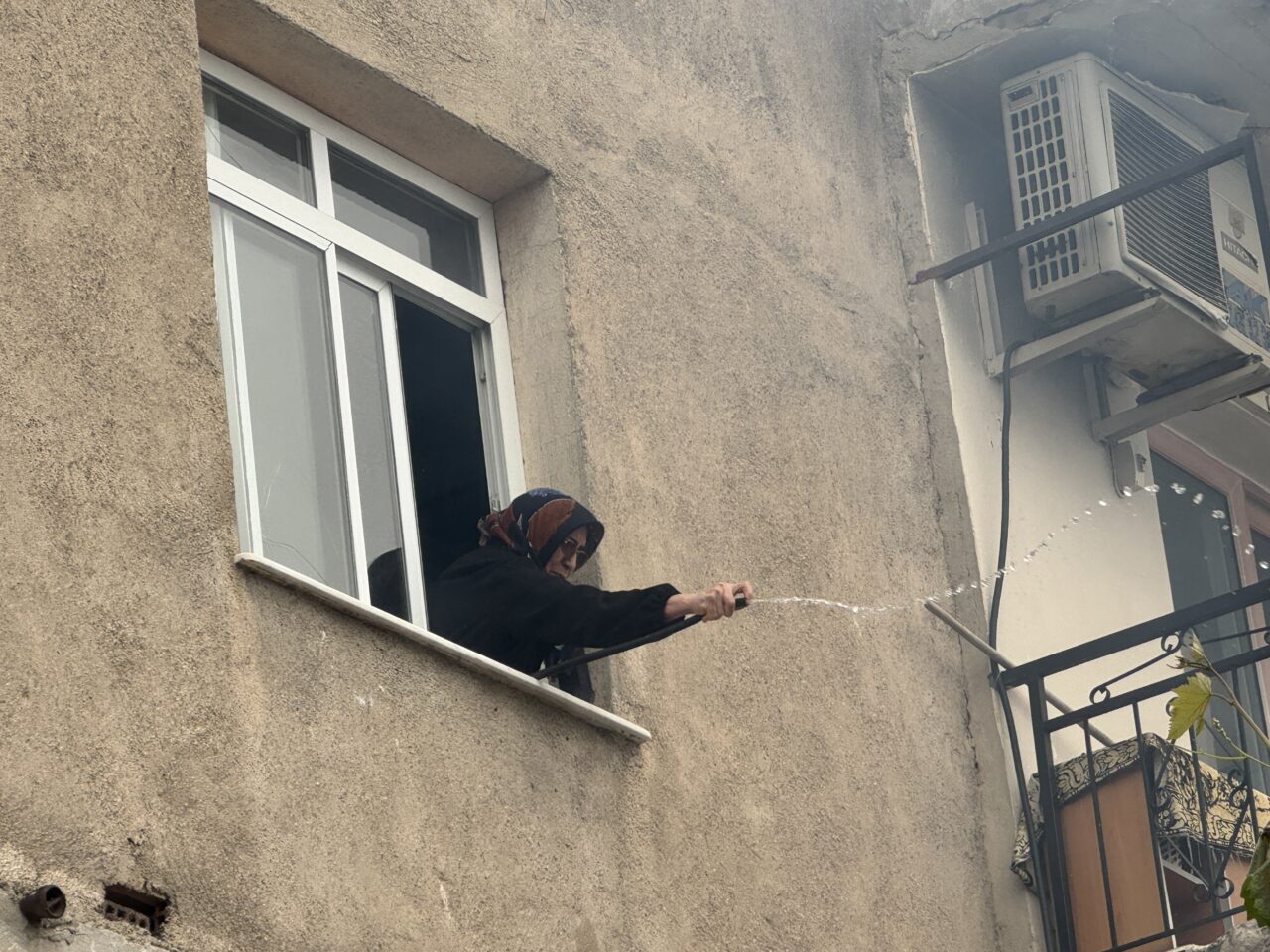  İzmir'in Bayraklı ilçesinde müstakil bir evde çıkan yangında, bahçedeki kafeste