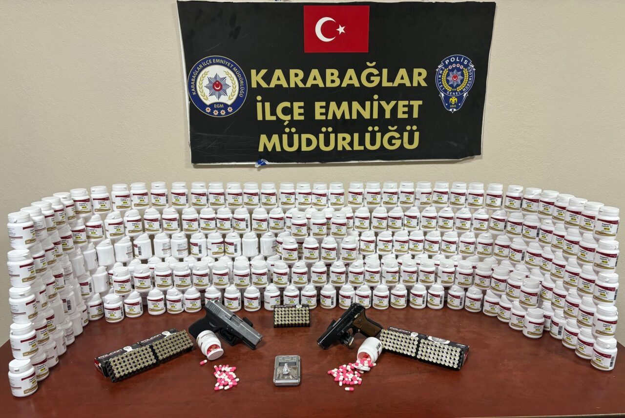İzmir’in Karabağlar ilçesinde 13 bin 776 sentetik ecza hap ele