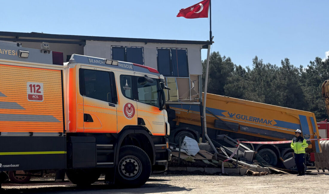 İzmir’in Buca ilçesinde kamyonun prefabrik binaya çarpması sonucu sürücü hayatını