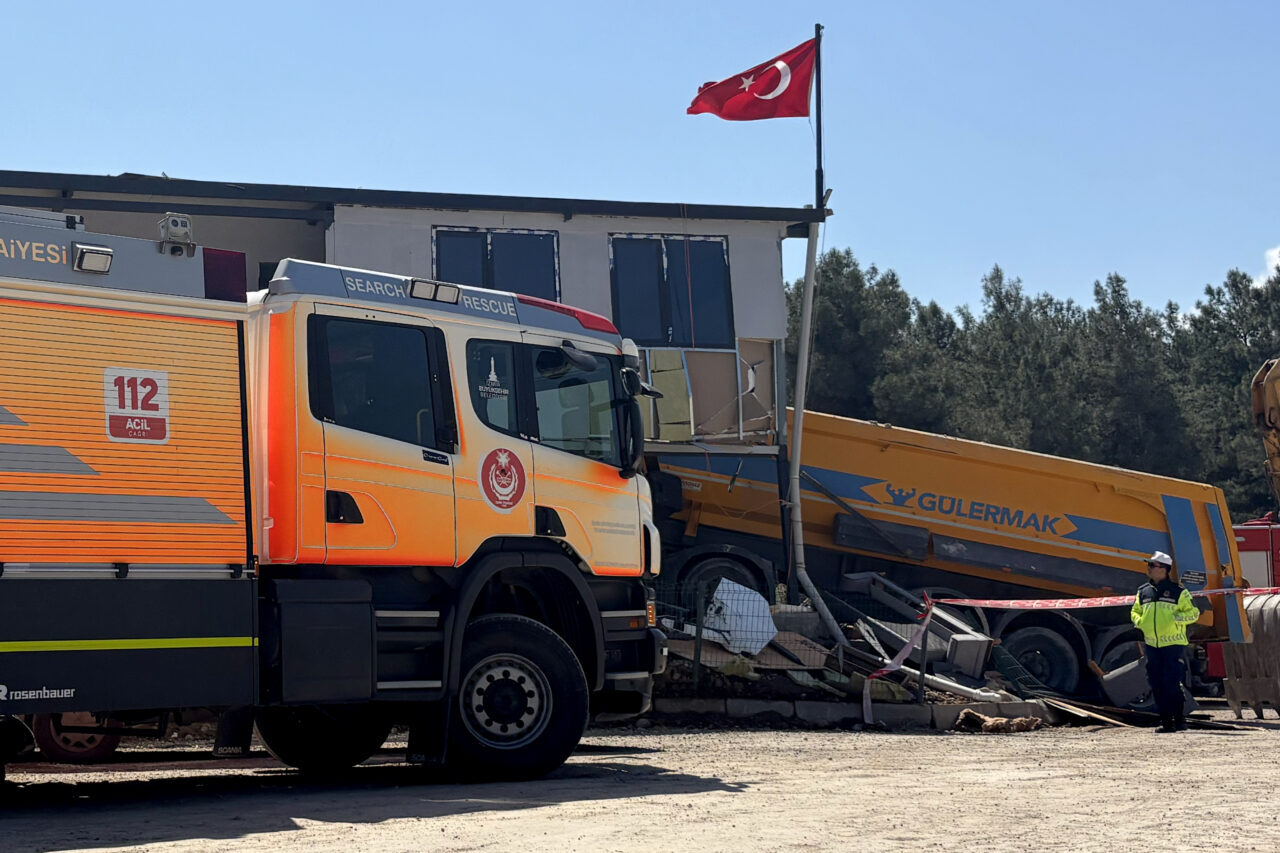 İzmir’in Buca ilçesinde kamyonun prefabrik binaya çarpması sonucu sürücü hayatını