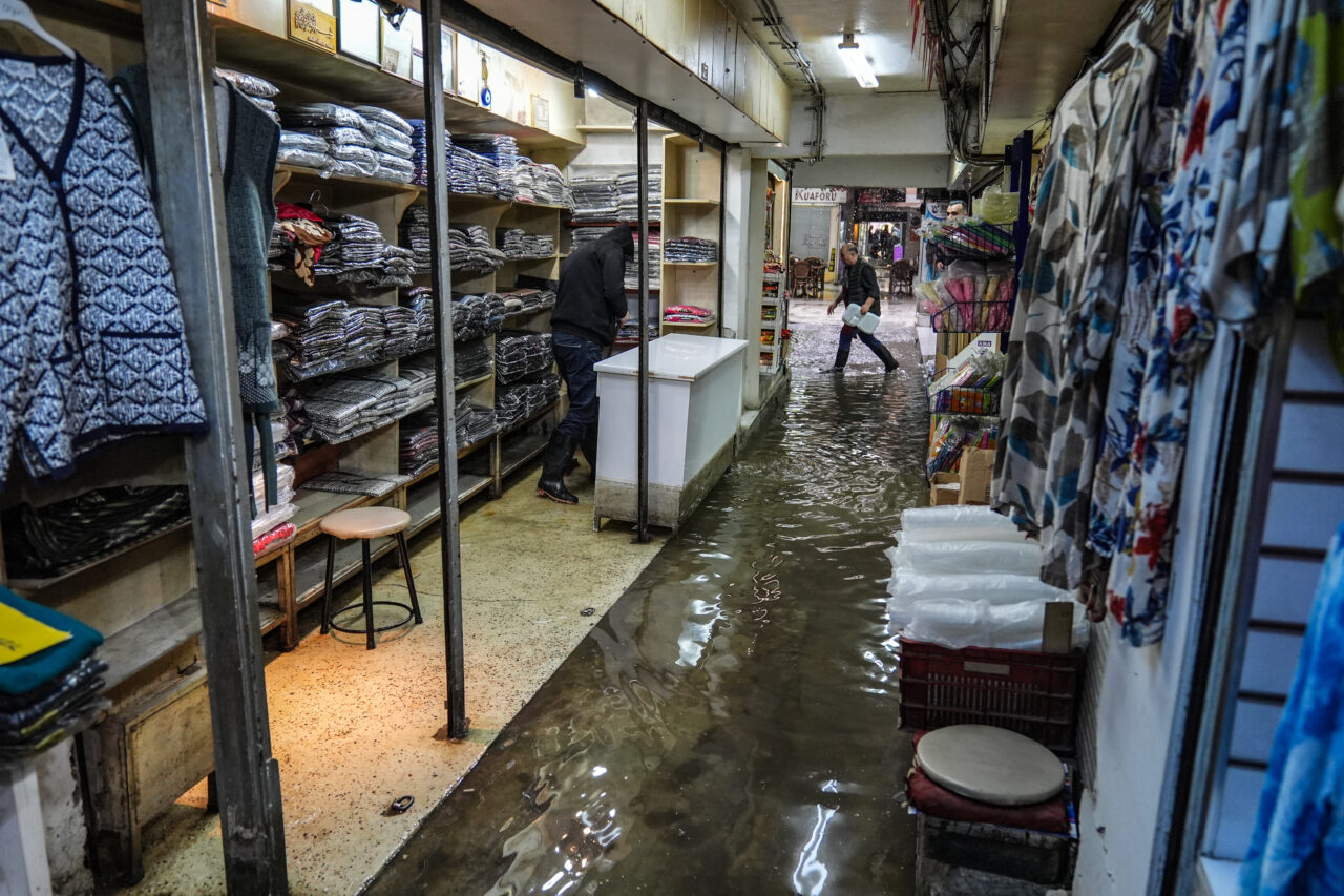 İzmir'de sağanak hayatı olumsuz etkiledi.