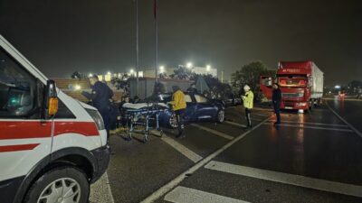 İzmir'in Kemalpaşa ilçesinde şarampole devrilen otomobilin sürücüsü hastaneye kaldırıldı.