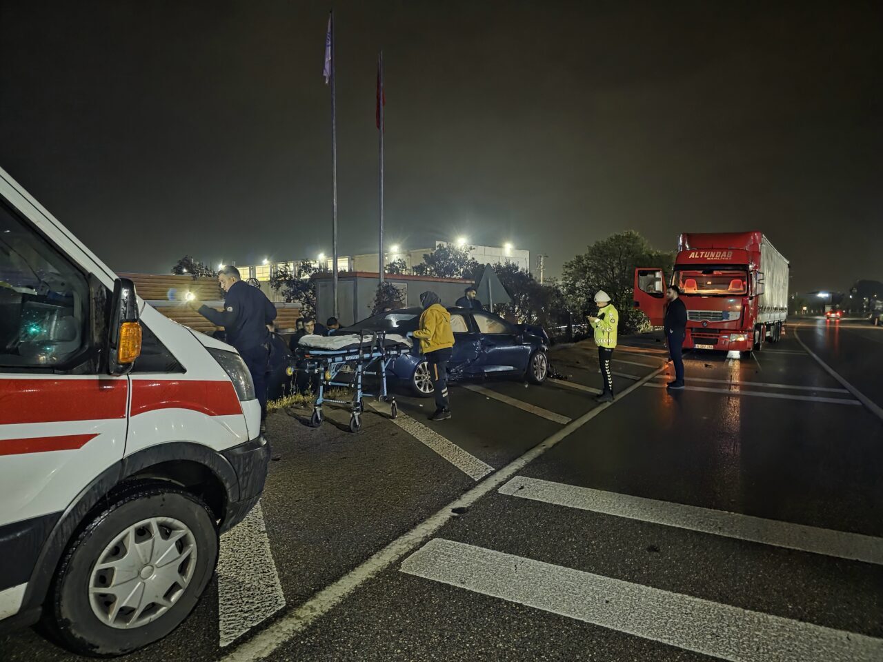 İzmir'in Kemalpaşa ilçesinde şarampole devrilen otomobilin sürücüsü hastaneye kaldırıldı.
