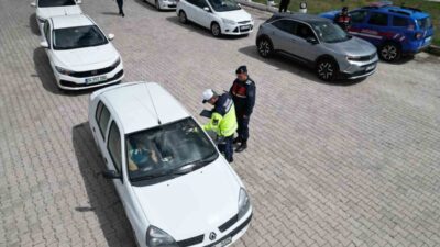 Afyonkarahisar’da jandarma tarafından sürücülere yönelik gerçekleştirilen denetimlerde 3 bin 75