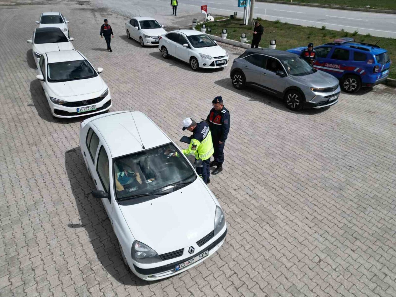 Afyonkarahisar’da jandarma tarafından sürücülere yönelik gerçekleştirilen denetimlerde 3 bin 75