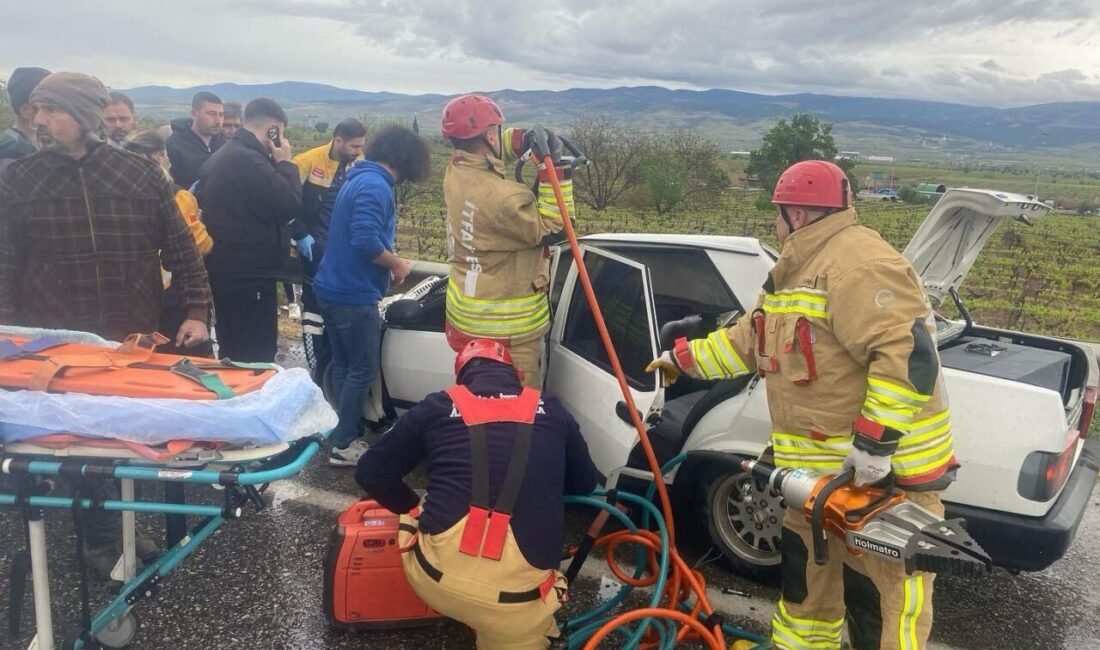 Manisa'nın Alaşehir ilçesinde otomobilin kamyona ve bariyerlere çarpması sonucu 5